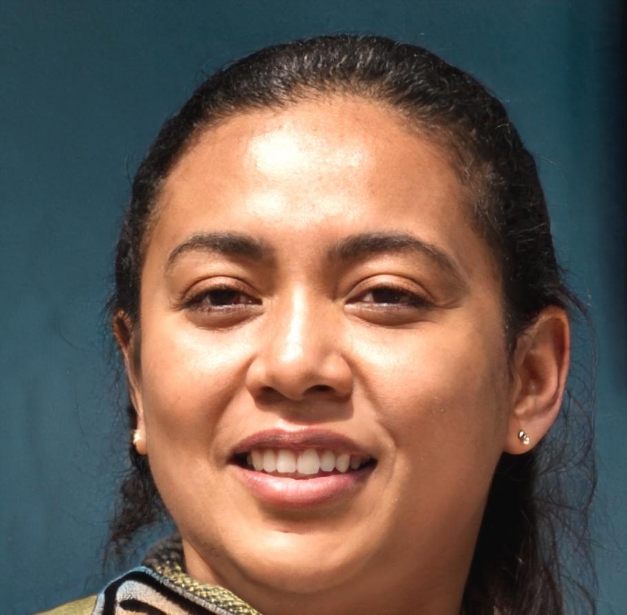 Advanced learner Maria sharing flower arrangement techniques with peers